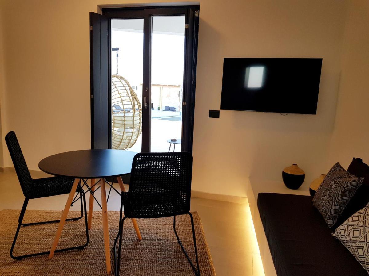 Mylithos Suites モノリソス エクステリア 写真